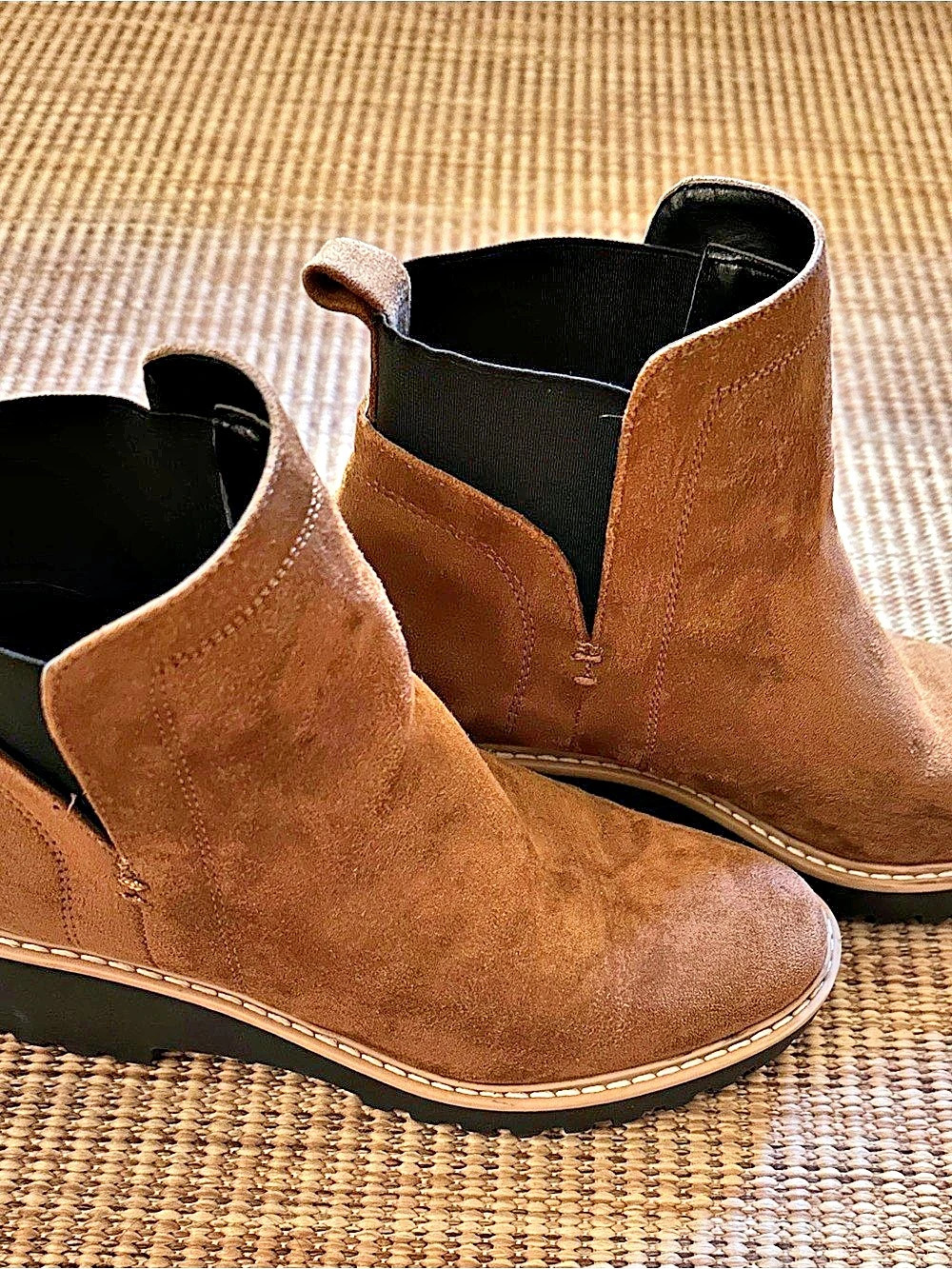 DV by Dolce Vita Rielle Chelsea Lug Sole Wedge Bootie Brown US 7
